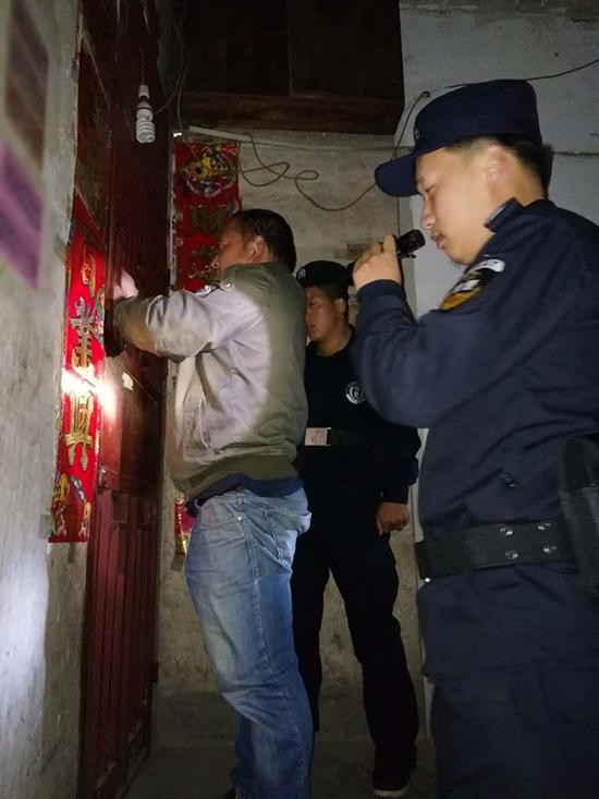 大同粗心妈妈误将幼女锁家中 民警全城寻开锁师傅开门